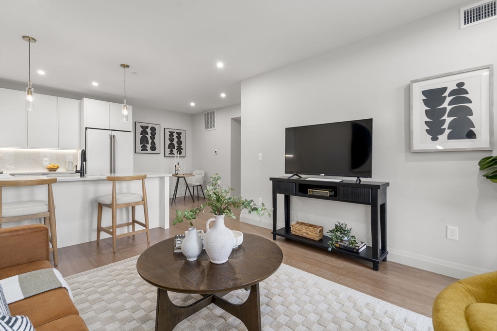 100 Lincoln Street 305U