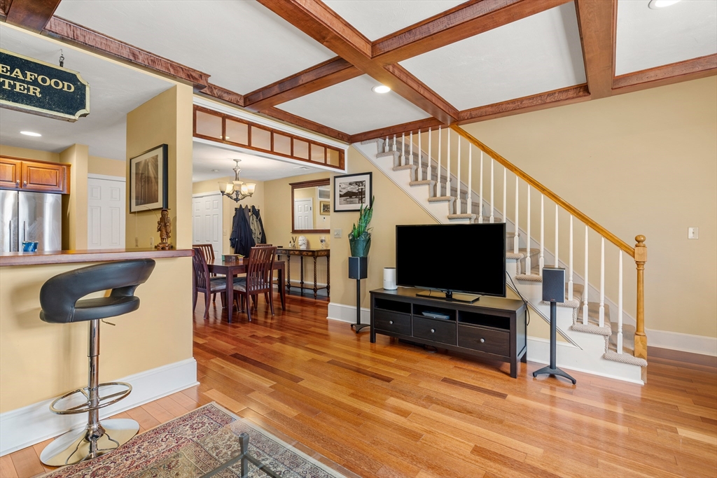 5 Hobart Ln 5