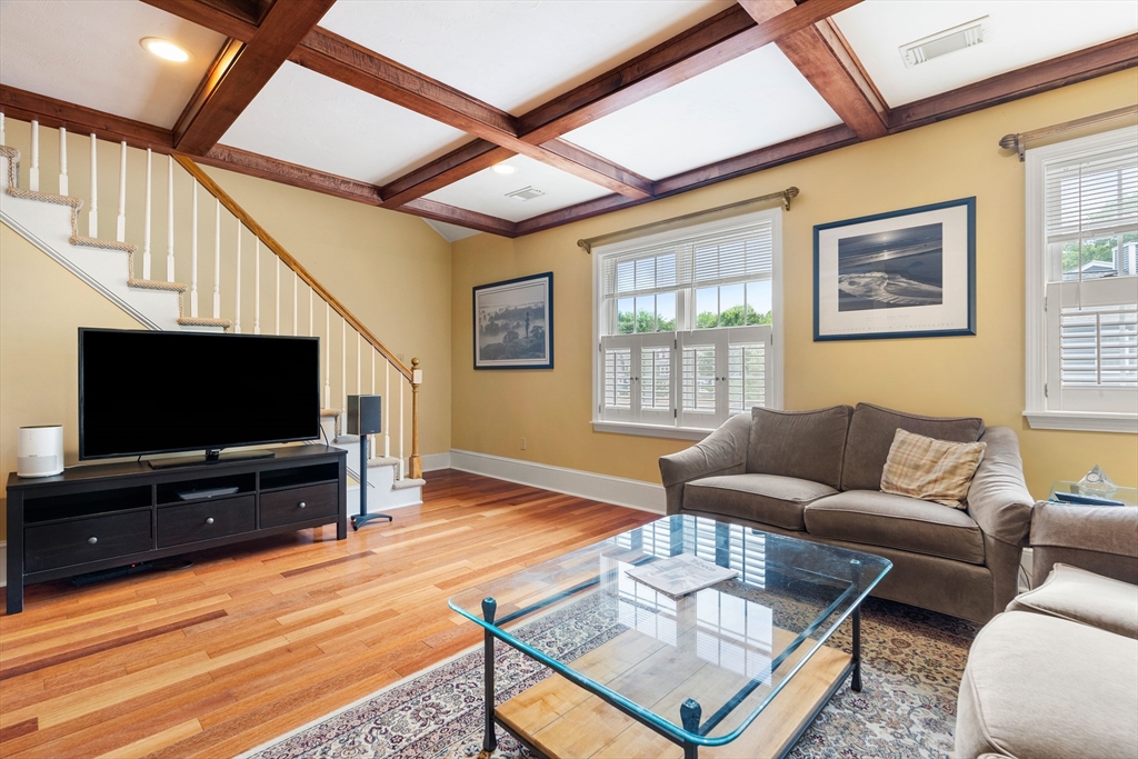 5 Hobart Ln 5