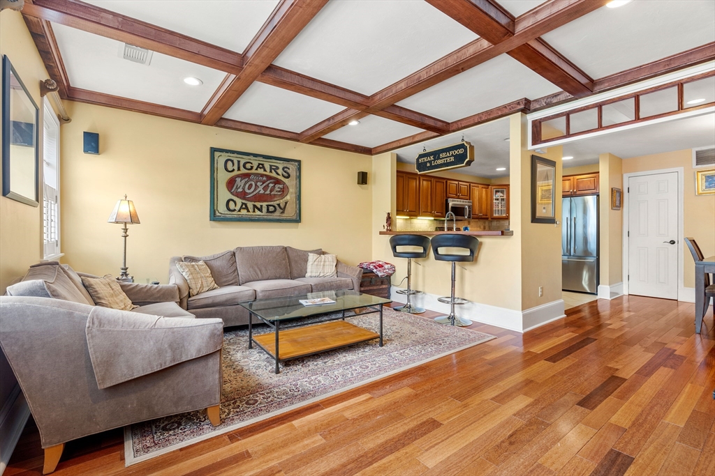 5 Hobart Ln 5
