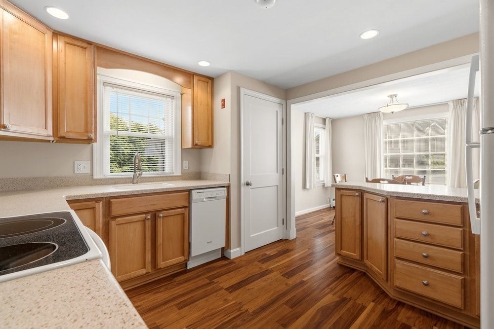 4 Abbott Rd, Waltham, MA Photo #8