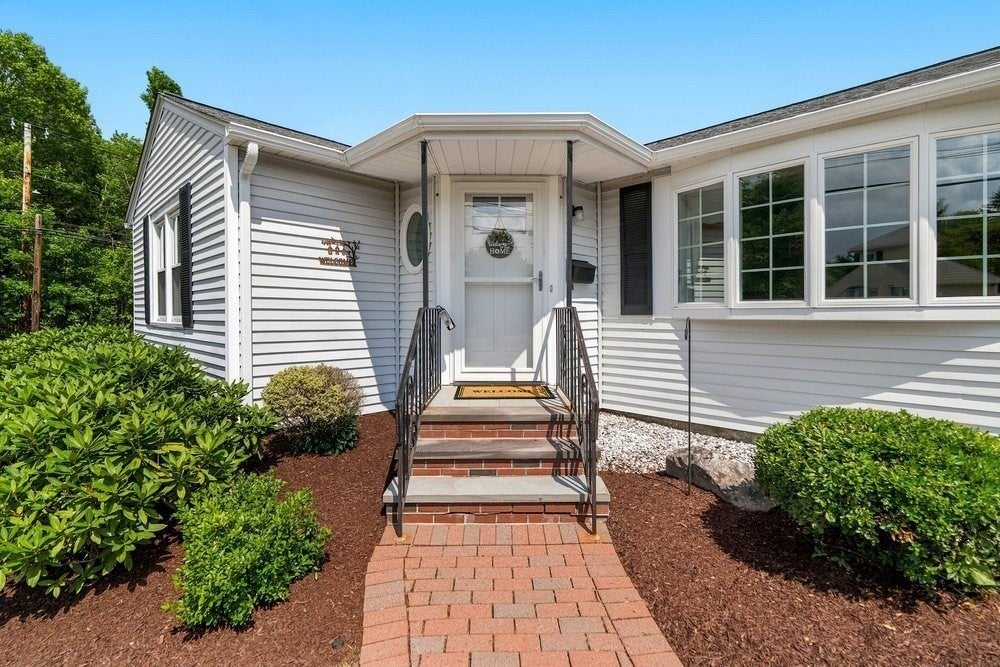 4 Abbott Rd, Waltham, MA Photo #4