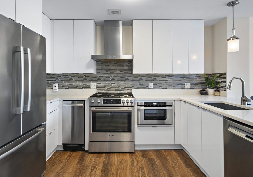 121 Portland St 902
