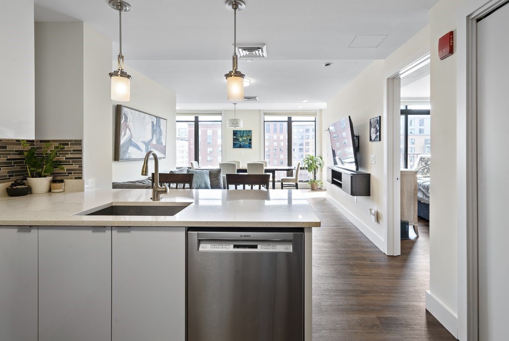 121 Portland St 902