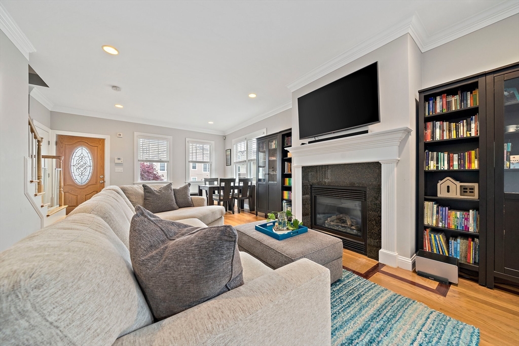 867 Adams St 867