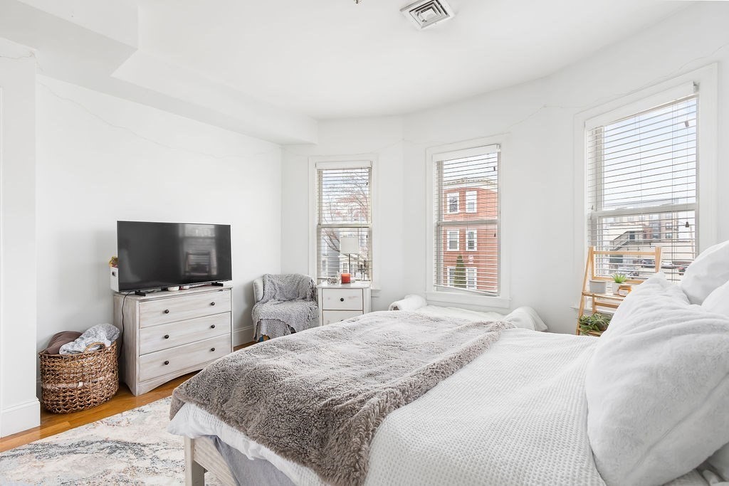 Boston, Massachusetts 02125, United States, 3 Bedrooms Bedrooms, ,1 BathroomBathrooms,Residential,Active,86338