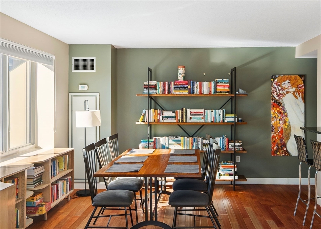 8-12 Museum Way 1522