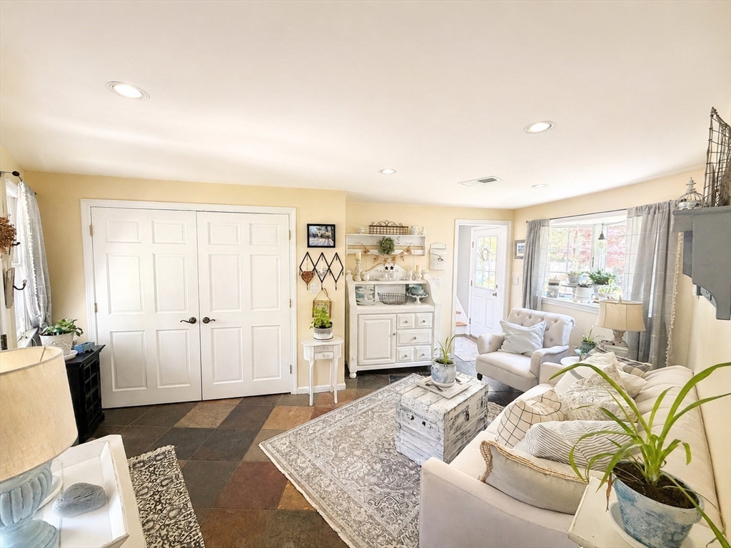 9 Pondview Ave