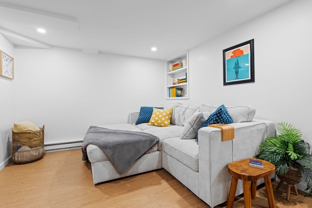 Arlington, Massachusetts 02474, United States, 3 Bedrooms Bedrooms, ,3 BathroomsBathrooms,Residential,Pending,141730