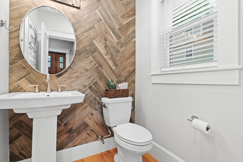 Arlington, Massachusetts 02474, United States, 3 Bedrooms Bedrooms, ,3 BathroomsBathrooms,Residential,Pending,141730