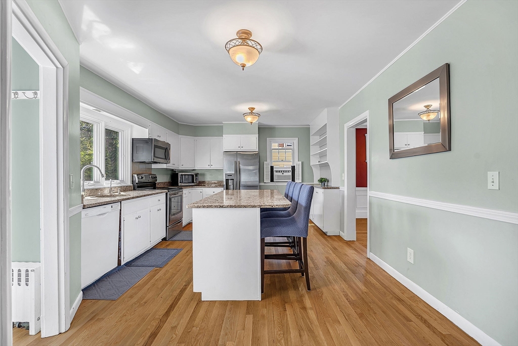 Wellesley, Massachusetts 02482, United States, 3 Bedrooms Bedrooms, ,2 BathroomsBathrooms,Residential,Pending,194170