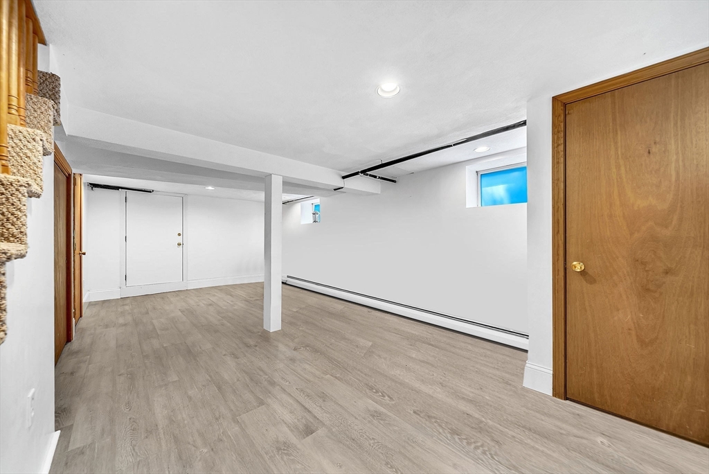 Wellesley, Massachusetts 02482, United States, 3 Bedrooms Bedrooms, ,2 BathroomsBathrooms,Residential,Pending,194170