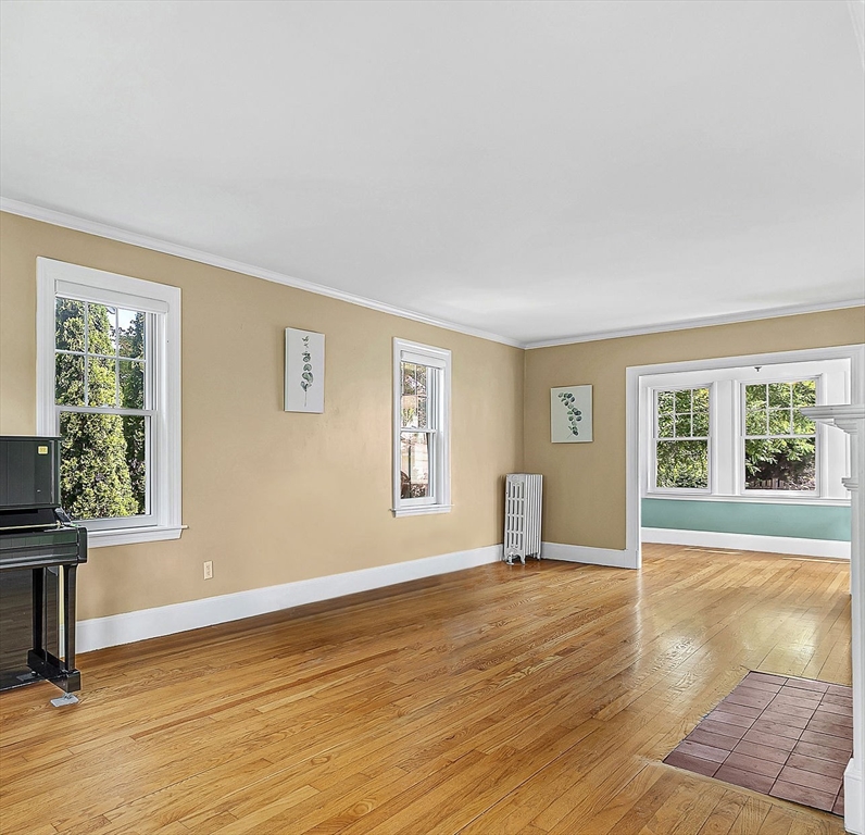 Wellesley, Massachusetts 02482, United States, 3 Bedrooms Bedrooms, ,2 BathroomsBathrooms,Residential,Pending,194170
