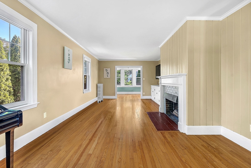 Wellesley, Massachusetts 02482, United States, 3 Bedrooms Bedrooms, ,2 BathroomsBathrooms,Residential,Pending,194170