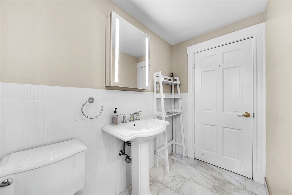 Wellesley, Massachusetts 02482, United States, 3 Bedrooms Bedrooms, ,2 BathroomsBathrooms,Residential,Pending,194170