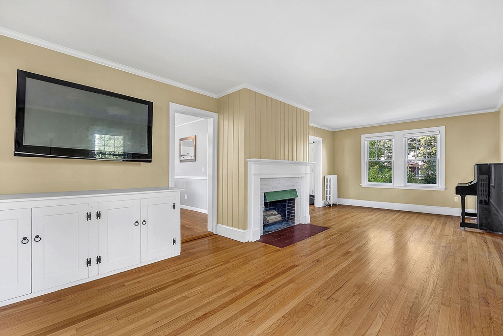 Wellesley, Massachusetts 02482, United States, 3 Bedrooms Bedrooms, ,2 BathroomsBathrooms,Residential,Pending,194170