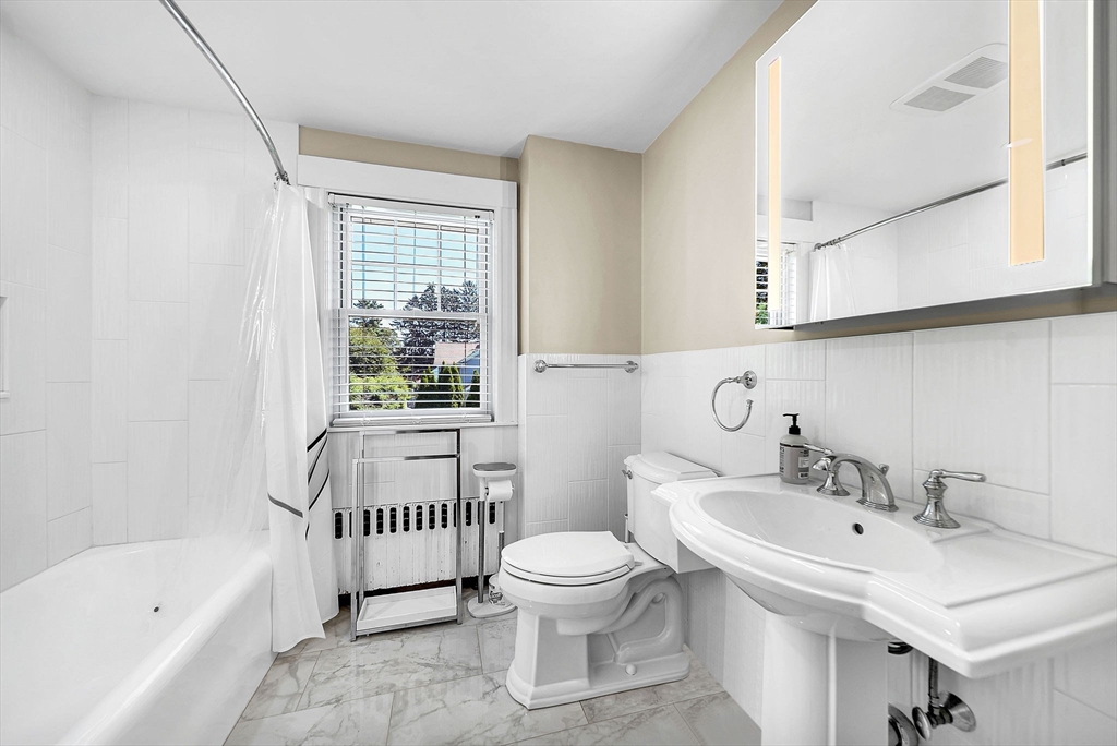 Wellesley, Massachusetts 02482, United States, 3 Bedrooms Bedrooms, ,2 BathroomsBathrooms,Residential,Pending,194170