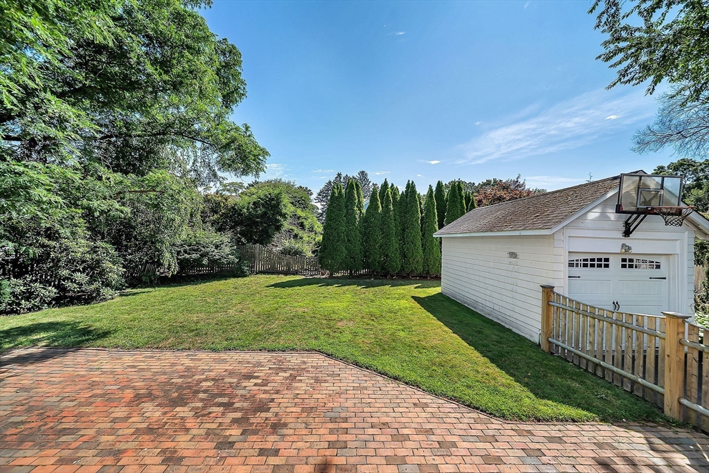 Wellesley, Massachusetts 02482, United States, 3 Bedrooms Bedrooms, ,2 BathroomsBathrooms,Residential,Pending,194170