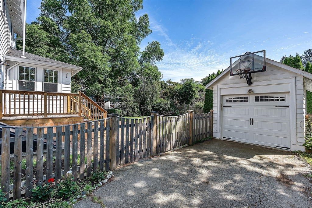 Wellesley, Massachusetts 02482, United States, 3 Bedrooms Bedrooms, ,2 BathroomsBathrooms,Residential,Pending,194170