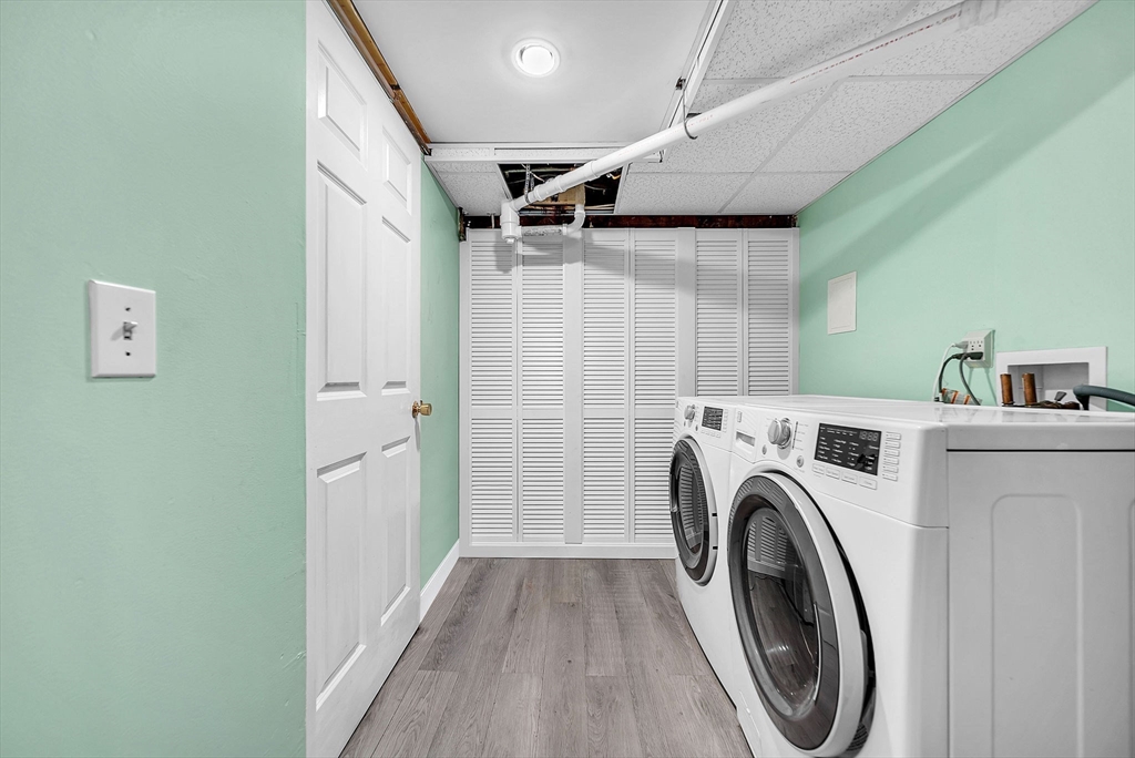 Wellesley, Massachusetts 02482, United States, 3 Bedrooms Bedrooms, ,2 BathroomsBathrooms,Residential,Pending,194170