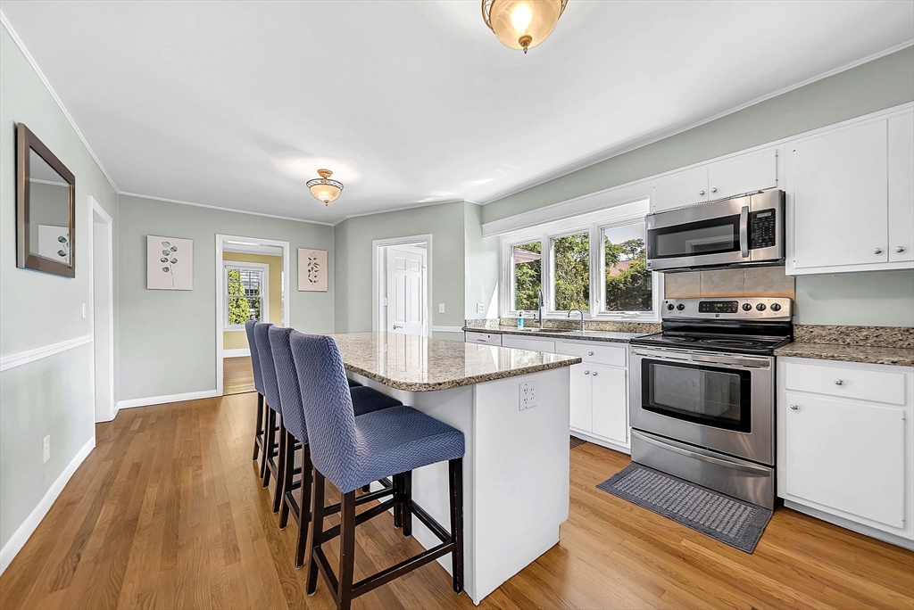 Wellesley, Massachusetts 02482, United States, 3 Bedrooms Bedrooms, ,2 BathroomsBathrooms,Residential,Pending,194170