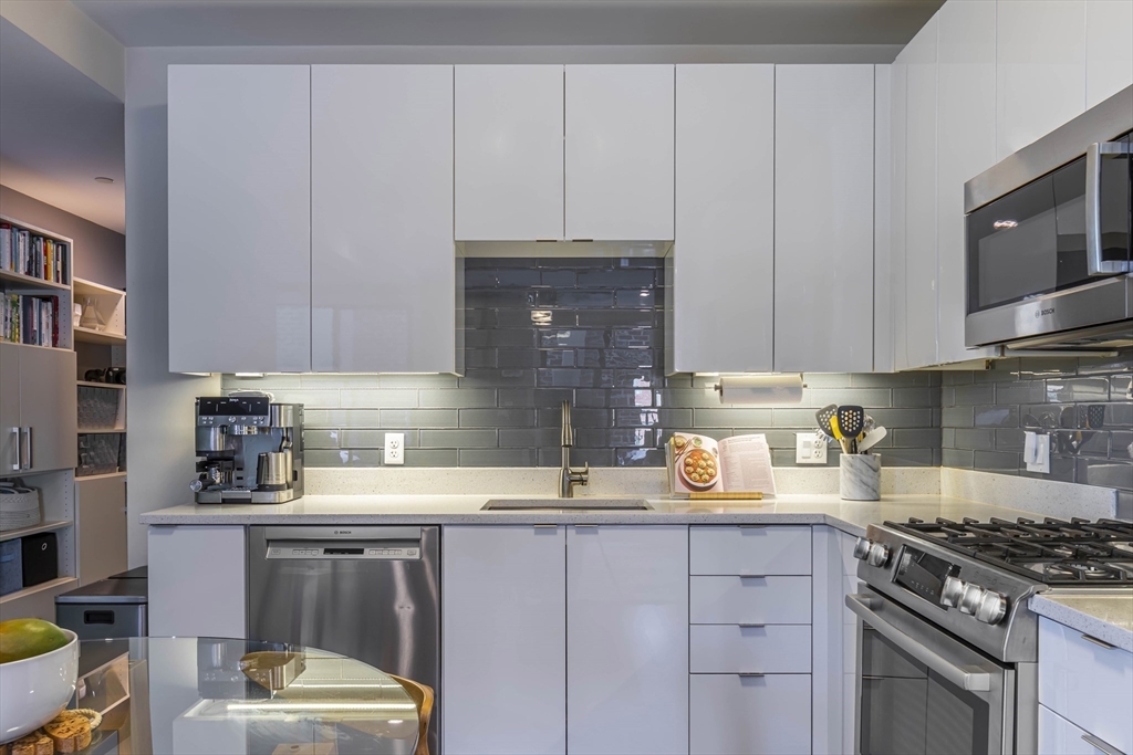 121 Portland St. 803