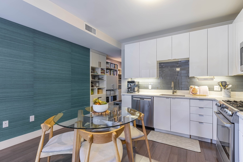 121 Portland St. 803