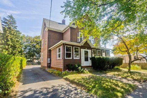 16 Charles St Holyoke MA 01040