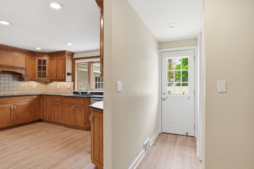 107 Viscount Rd, Longmeadow, MA Photo #12