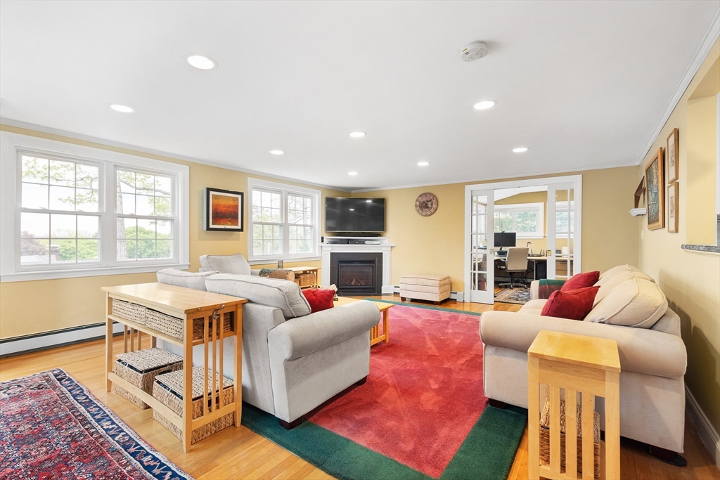 Needham, Massachusetts 02494, United States, 4 Bedrooms Bedrooms, ,4 BathroomsBathrooms,Residential,Pending,125805