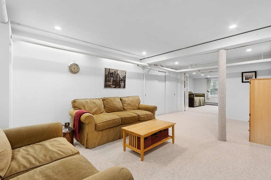 Needham, Massachusetts 02494, United States, 4 Bedrooms Bedrooms, ,4 BathroomsBathrooms,Residential,Pending,125805