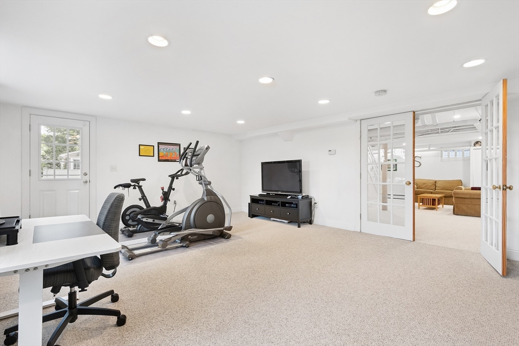 Needham, Massachusetts 02494, United States, 4 Bedrooms Bedrooms, ,4 BathroomsBathrooms,Residential,Pending,125805