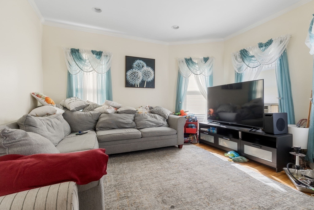 Boston, Massachusetts 02119, United States, 6 Bedrooms Bedrooms, ,2 BathroomsBathrooms,Residential,Active,100301