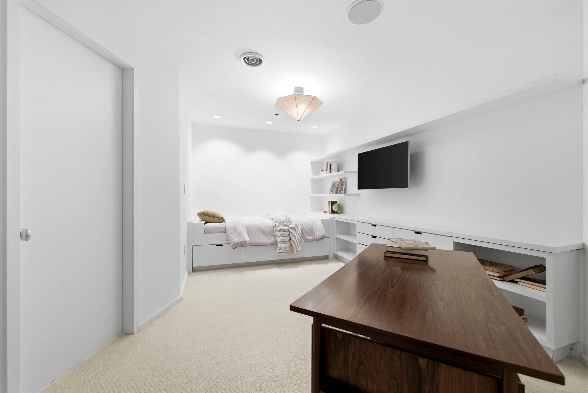 9 W Broadway 618