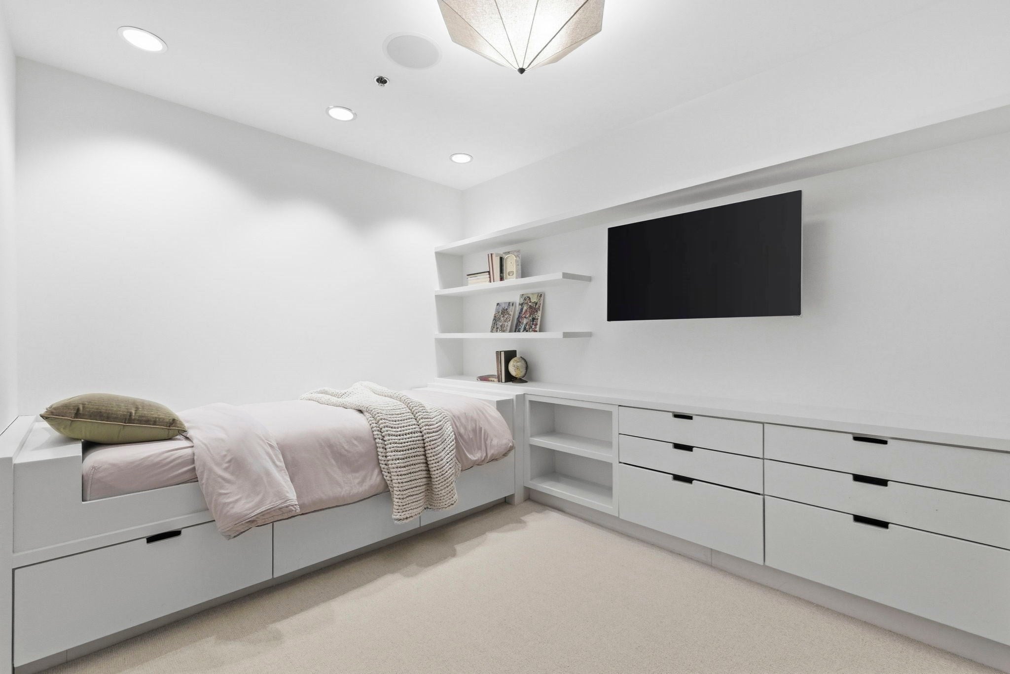 9 W Broadway 618