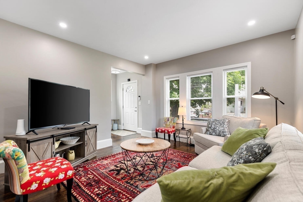 Malden, Massachusetts 02148, United States, 3 Bedrooms Bedrooms, ,2 BathroomsBathrooms,Residential,Active,166471