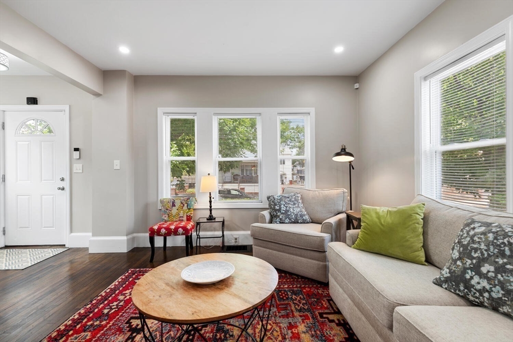 Malden, Massachusetts 02148, United States, 3 Bedrooms Bedrooms, ,2 BathroomsBathrooms,Residential,Active,166471