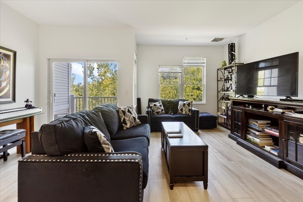 614 Pond St 1303