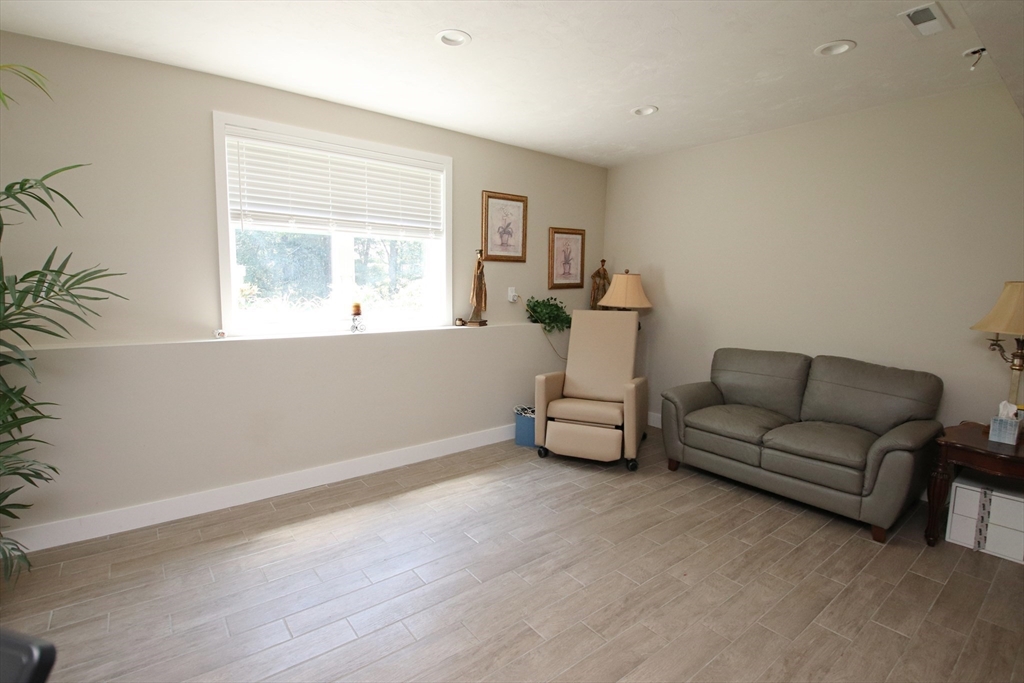 Saugus, Massachusetts 01906, United States, 3 Bedrooms Bedrooms, ,3 BathroomsBathrooms,Residential,Active,180678