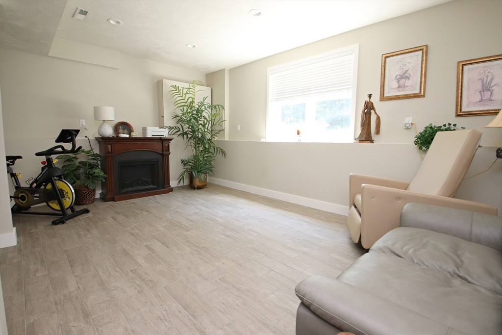 Saugus, Massachusetts 01906, United States, 3 Bedrooms Bedrooms, ,3 BathroomsBathrooms,Residential,Active,180678