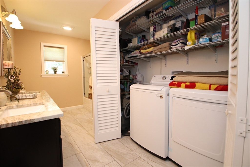 Saugus, Massachusetts 01906, United States, 3 Bedrooms Bedrooms, ,3 BathroomsBathrooms,Residential,Active,180678