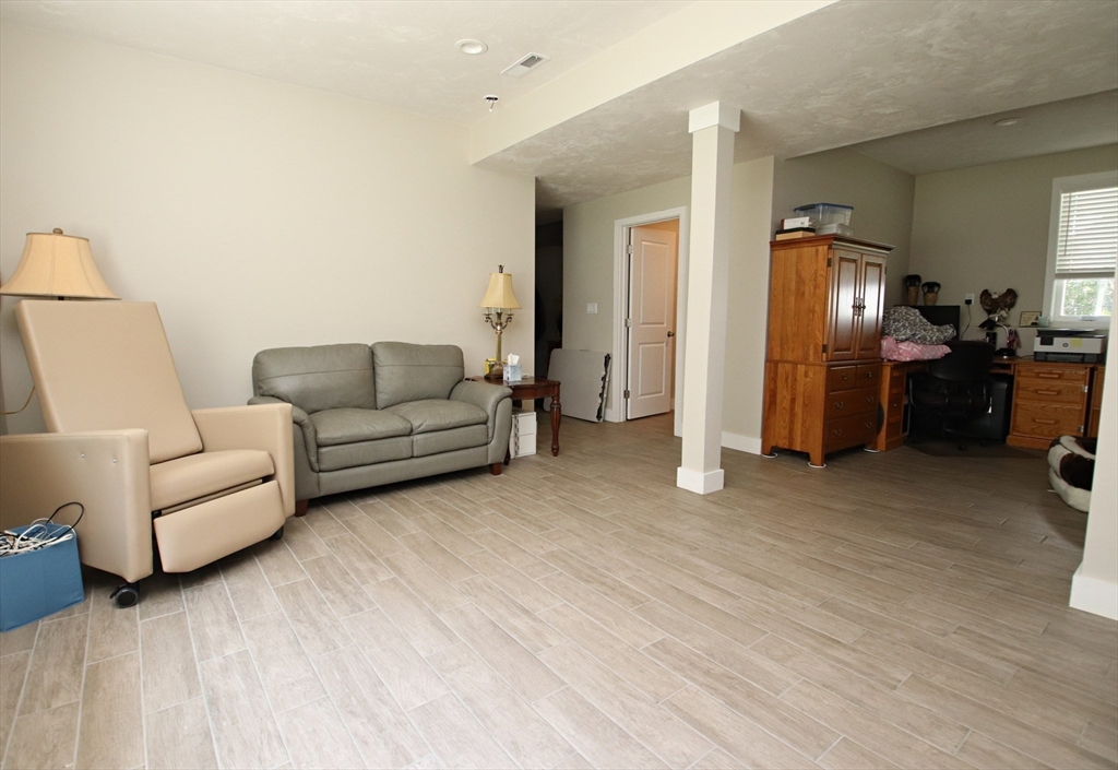 Saugus, Massachusetts 01906, United States, 3 Bedrooms Bedrooms, ,3 BathroomsBathrooms,Residential,Active,180678