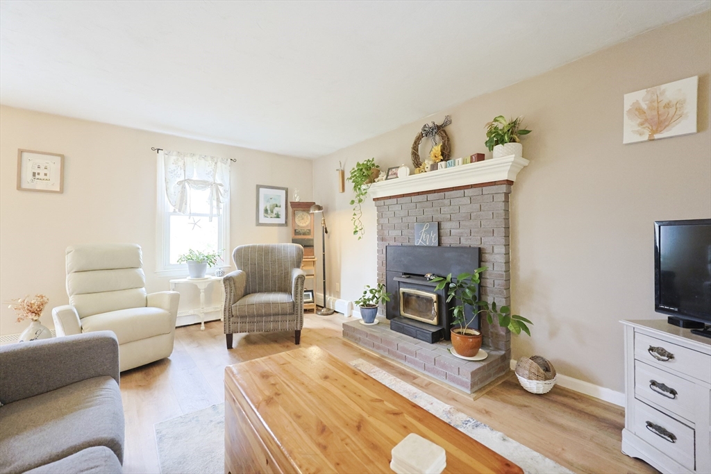 Uxbridge, Massachusetts 01569, United States, 3 Bedrooms Bedrooms, ,3 BathroomsBathrooms,Residential,Active,245887