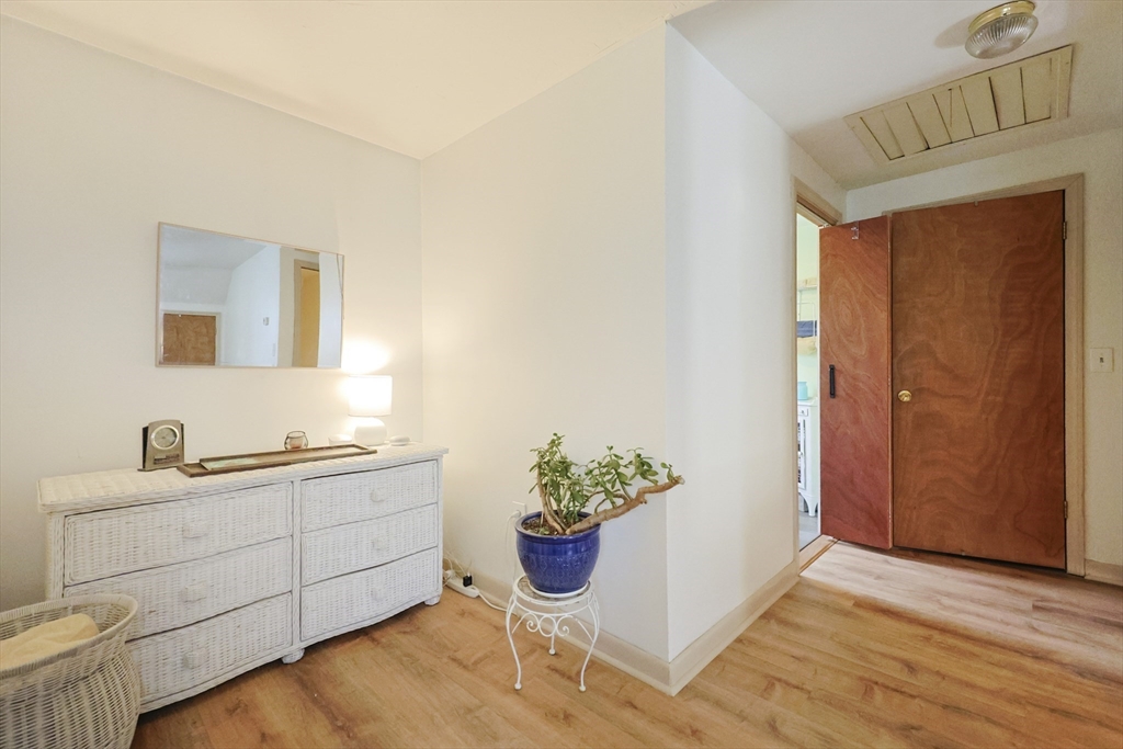 Uxbridge, Massachusetts 01569, United States, 3 Bedrooms Bedrooms, ,3 BathroomsBathrooms,Residential,Active,245887