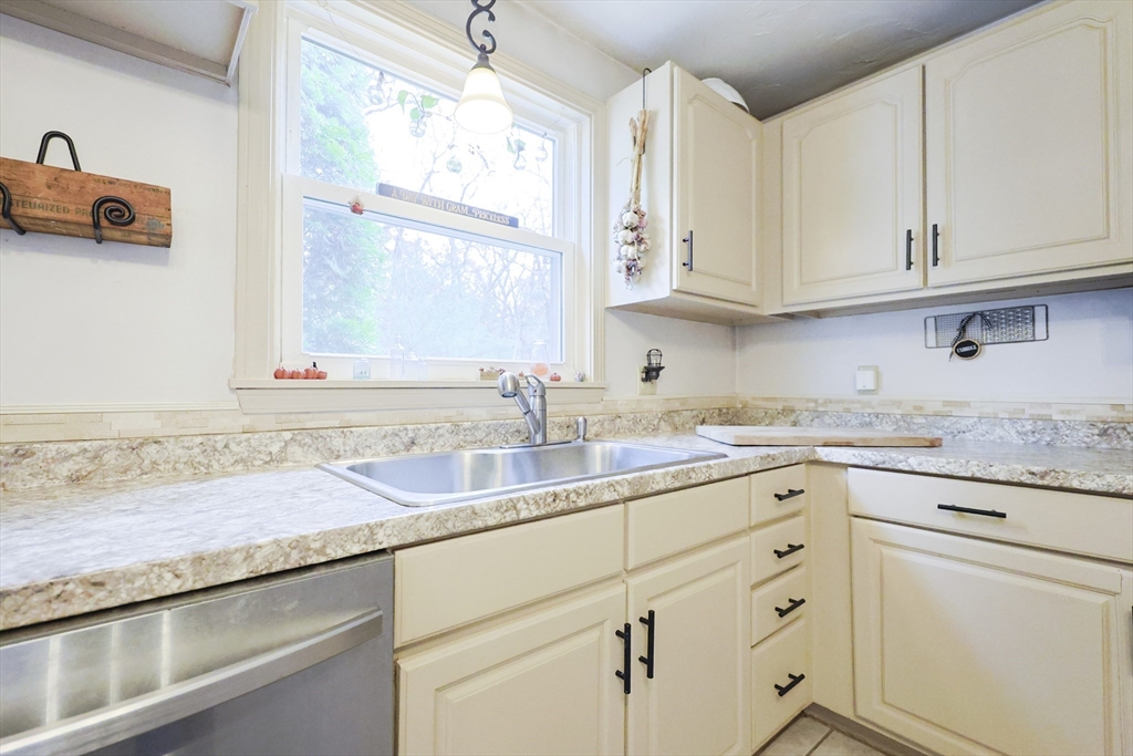 Uxbridge, Massachusetts 01569, United States, 3 Bedrooms Bedrooms, ,3 BathroomsBathrooms,Residential,Active,245887