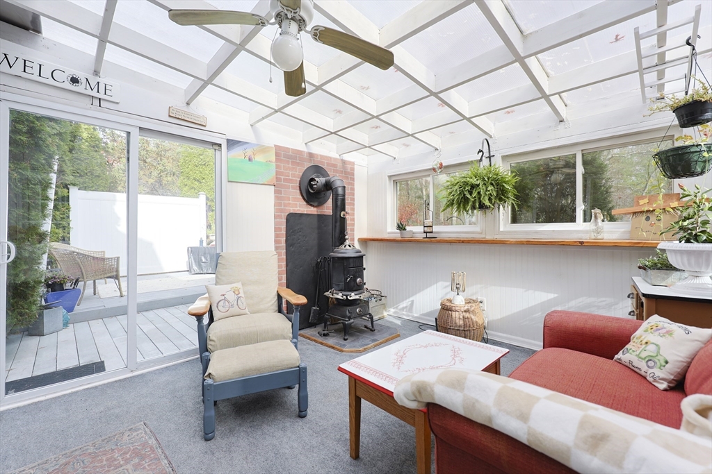 Uxbridge, Massachusetts 01569, United States, 3 Bedrooms Bedrooms, ,3 BathroomsBathrooms,Residential,Active,245887