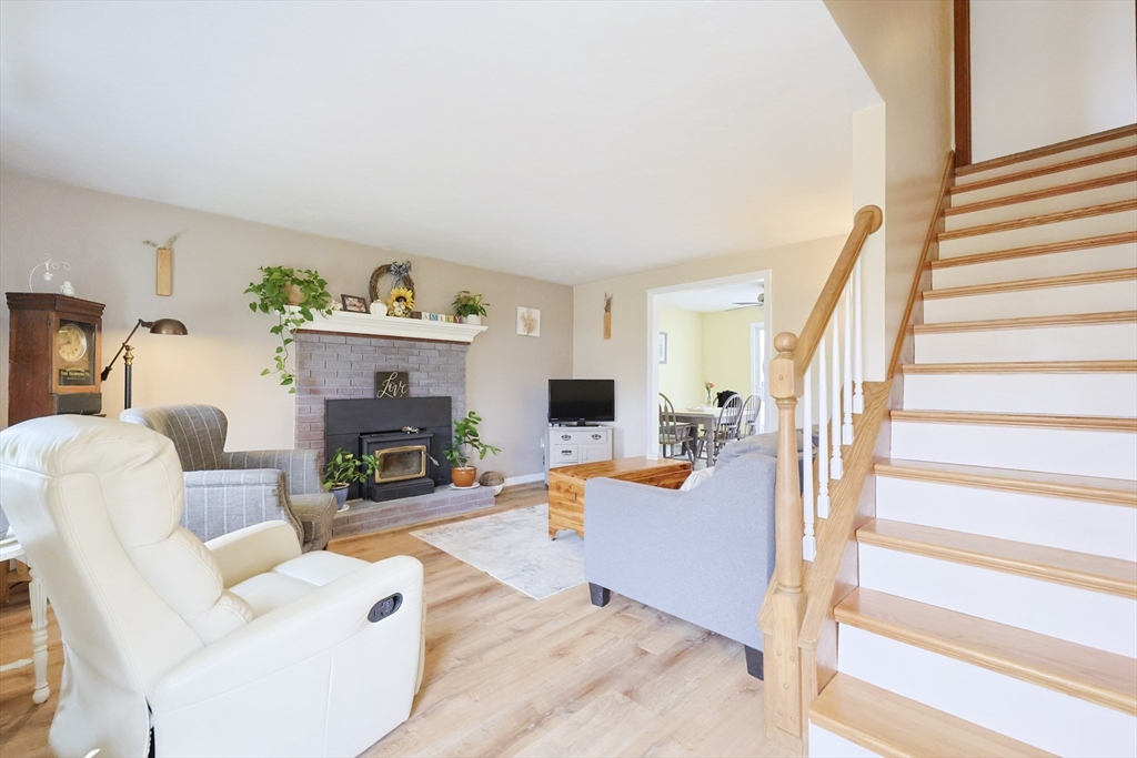 Uxbridge, Massachusetts 01569, United States, 3 Bedrooms Bedrooms, ,3 BathroomsBathrooms,Residential,Active,245887