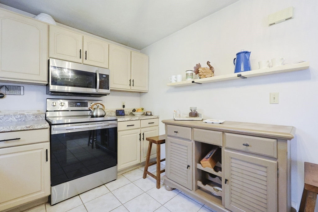 Uxbridge, Massachusetts 01569, United States, 3 Bedrooms Bedrooms, ,3 BathroomsBathrooms,Residential,Active,245887