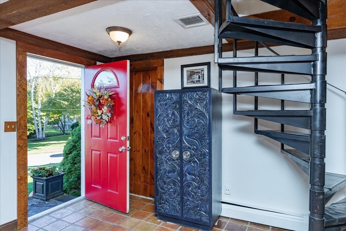 4 Emerald Ave, Salem, MA Photo #3