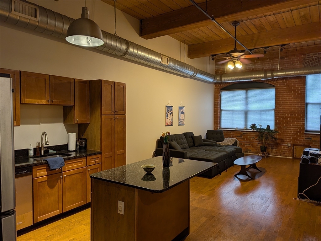 160 Fremont 213